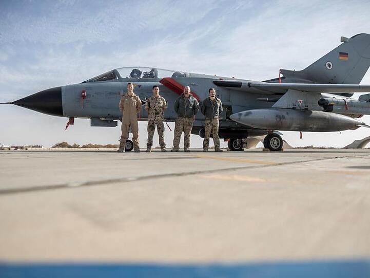 Deutsche Soldaten stehen neben einem Tornado-Jet der Bundeswehr auf der Al-Asrak-Airbase.