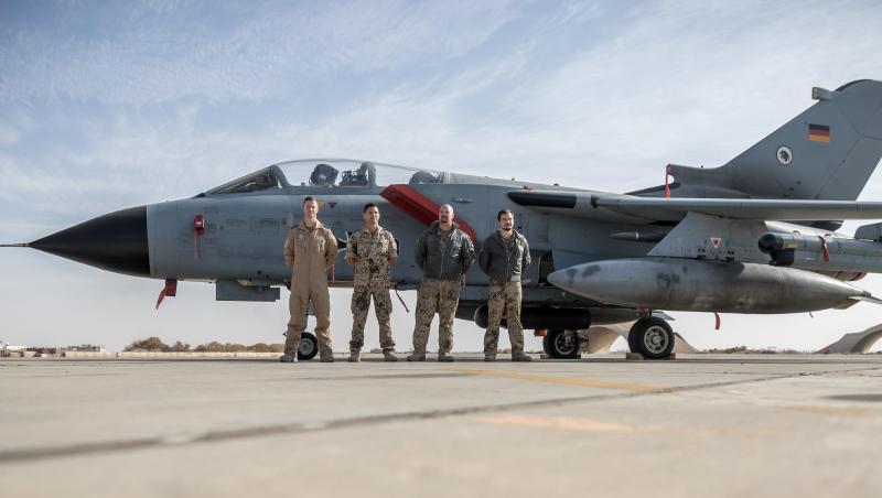 Deutsche Soldaten stehen neben einem Tornado-Jet der Bundeswehr auf der Al-Asrak-Airbase. Deutsche Soldaten stehen neben einem Tornado-Jet der Bundeswehr auf der Al-Asrak-Airbase.