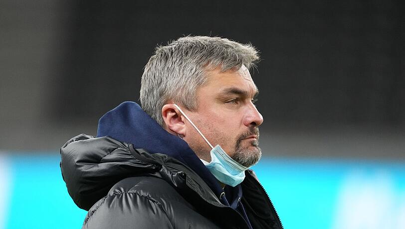 Bochums Trainer Thomas Reis steht vor Spielbeginn auf dem Rasen.