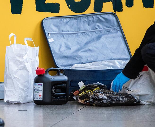 Spezialkräfte kontrollierten die Gepäckstücke und konnten schnell Entwarnung geben.