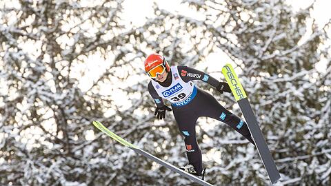 DSV-Athletin Katharina Althaus springt von der Hochfirstschanze.