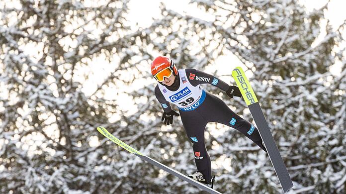DSV-Athletin Katharina Althaus springt von der Hochfirstschanze.