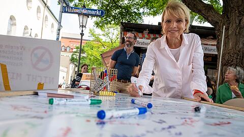 Auch die Schauspielerin hat unterschrieben