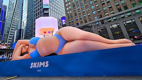 Da staunten die New Yorker am 4. März nicht schlecht: Auf dem Times Square lag plötzlich eine riesige aufblasbare Kim-Kardashian-Bikinipuppe.