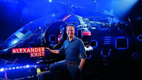 Einen Helikopter aus dem Nichts auf der Bühne landen lassen? Jahrelang hat Alexander Krist an dieser Illusion gearbeitet. Jetzt will er zusätzlich noch in die Luft gehen - aber mit Sprengstoff.
