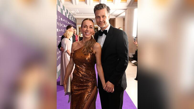 Beim Bundespresseball 2025 setzten Annemarie und Wayne Carpendale auf einen sehr &auml;hnlichen Look wie nun in WIen.