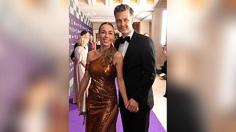Beim Bundespresseball 2025 setzten Annemarie und Wayne Carpendale auf einen sehr &auml;hnlichen Look wie nun in WIen.