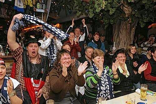 So ein Tag, so wunderschön wie heute&ldquo;: Als Magdalena Neuner Gold endlich sicher hatte, gab es im &bdquo;Bayrisch Pub&ldquo; von Wallgau kein Halten mehr.