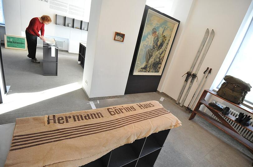 ...oder eine Wolldecke mit der Aufschrift "Hermann Göring Haus":