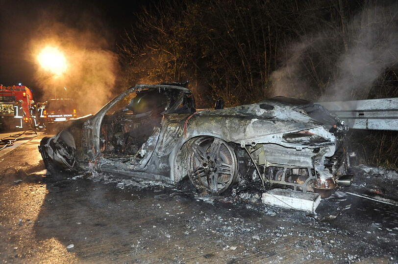 &bdquo;Die haben wahnsinniges Glück gehabt. Ihr Porsche war mit mindesten Tempo 150 Kilometern pro Stunde unterwegs&ldquo; - die Bilder vom Horror-Crash auf der A92.