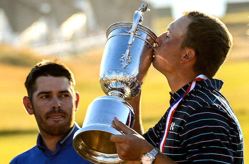 Sieger und Verlierer: Jordan Spieth (rechts) küsst den Siegerpokal, Louis Oosthuizen ist mit den Gedanken scheinbar ganz woanders.