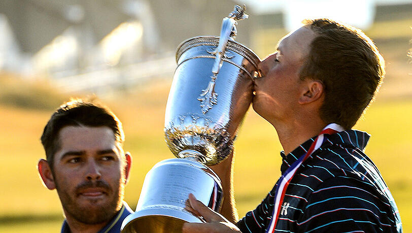 Sieger und Verlierer: Jordan Spieth (rechts) küsst den Siegerpokal, Louis Oosthuizen ist mit den Gedanken scheinbar ganz woanders. Sieger und Verlierer: Jordan Spieth (rechts) küsst den Siegerpokal, Louis Oosthuizen ist mit den Gedanken scheinbar ganz woanders.