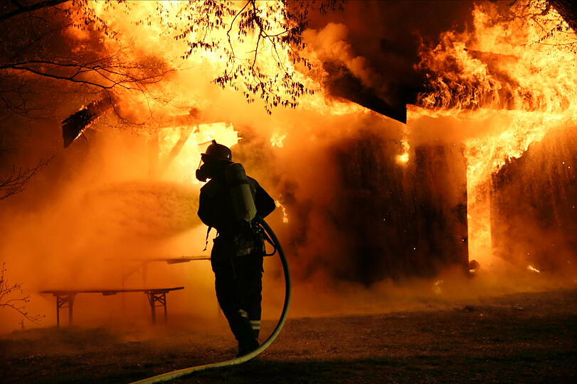 Die kleine Hütte am Waldrand stand beim Eintreffen der Feuerwehr im Volbrand. Die Flammen schlugen teilweise bis zu zwölf Meter hoch.