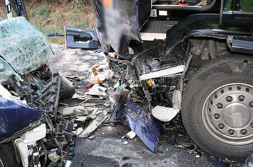 Bei dem Crash wurde der VW Touran komplett zerstört. Die Bilder von der Unfallstelle.