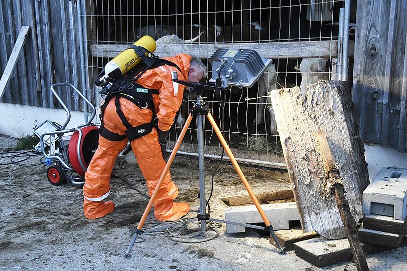 Sechs Stunden lang kämpften zahlreiche Hilfskräfte in Großpienzenau in der Gemeinde Weyarn um die Rettung einer 500 Kilogramm schweren Kuh, die in eine Odelgrube gestürzt war.