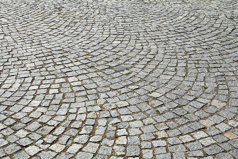 Meistens schön anzusehen, aber etwas lauter als Asphalt: Kopfsteinpflaster.