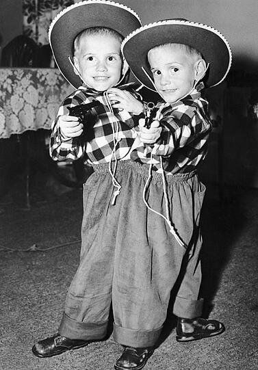 Ronnie and Donnie Galyon in Cowboy-Kostümen an ihrem dritten Geburtstag.