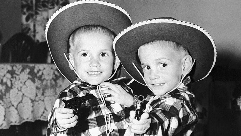 Ronnie and Donnie Galyon in Cowboy-Kostümen an ihrem dritten Geburtstag. Ronnie and Donnie Galyon in Cowboy-Kostümen an ihrem dritten Geburtstag.