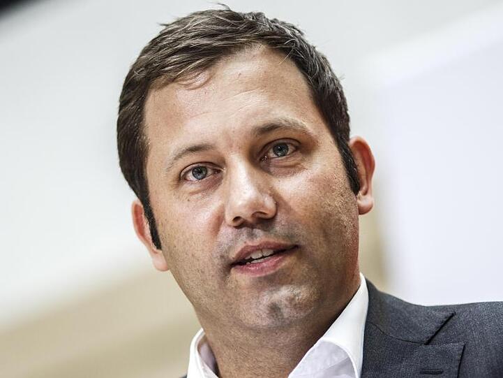 SPD-Generalsekretär Lars Klingbeil erwartet von der Union, dass sie sich klar von der AfD abgrenzt. "Dazu höre ich von Frau Kramp-Karrenbauer nichts", kritisierte er.