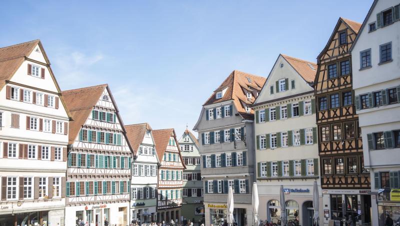Zahlreiche Menschen tummeln sich auf dem Tübinger Rathausplatz.