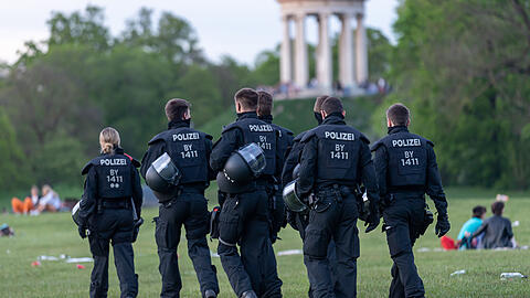 Polizeibeamte im Englischen Garten. Nach einer Eskalation hatte die Polizei aufgestockt.