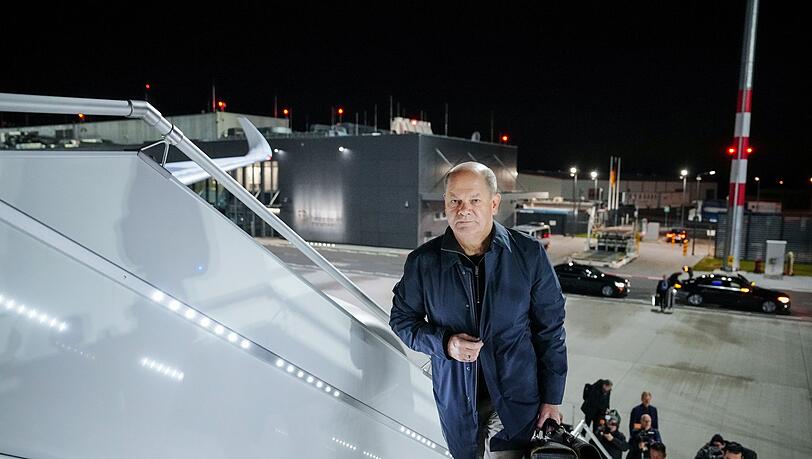 Bundeskanzler Olaf Scholz geht die Treppe zum neuen Airbus A350 "Konrad Adenauer" hoch.
