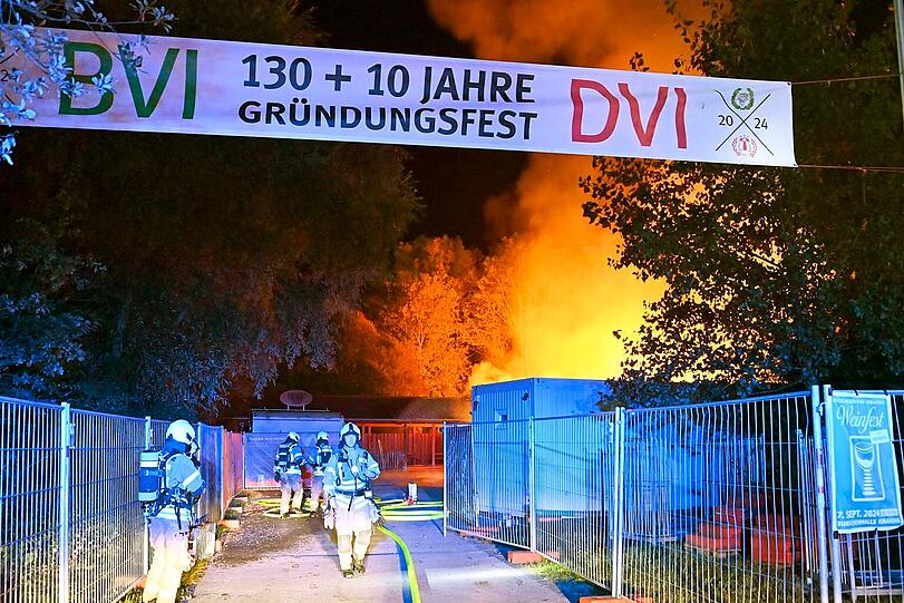 Insgesamt waren über 150 Einsatzkräfte vor Ort.  Am Ende stürzte die Holzhalle vollständig ein.