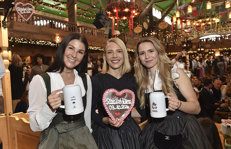 Dr. Viktoria Veider-Walser freute sich über den Besuch der Spielerfrauen Lina Kimmich und Anika Neuer.