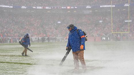 Helfer versuchten die Markierungslinien vom Schnee freizuhalten.