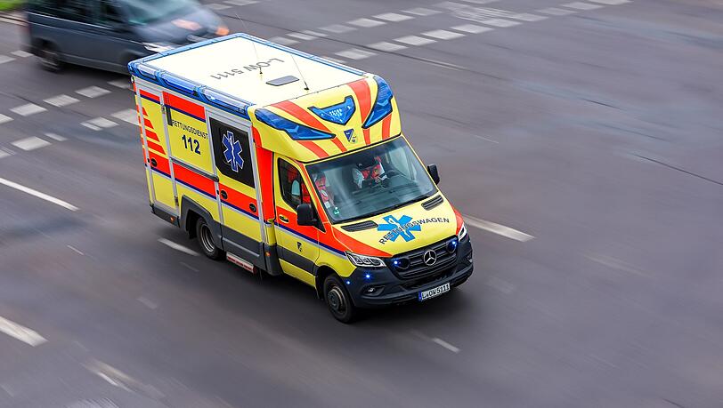 Der Mann wird leicht verletzt, der Schaden ist enorm. (Symbolbild) Der Mann wird leicht verletzt, der Schaden ist enorm. (Symbolbild)