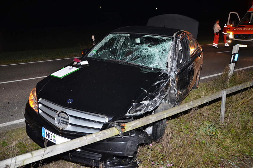 Überholmanöver zum falschen Moment: Zwei Autos krachen frontal ineinander, die beiden Fahrer sind verletzt.