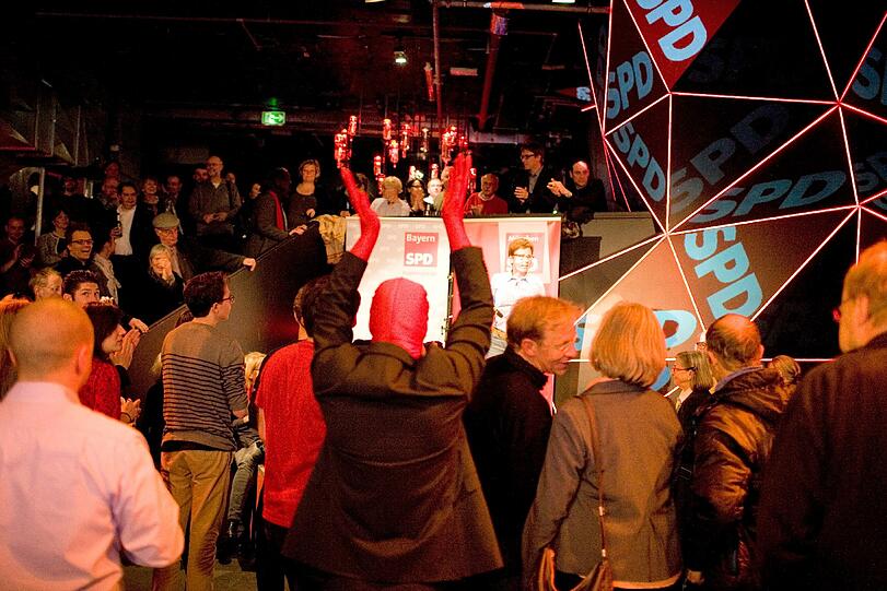 Sie feiern die ganze Nacht bei der SPD-Wahlparty.