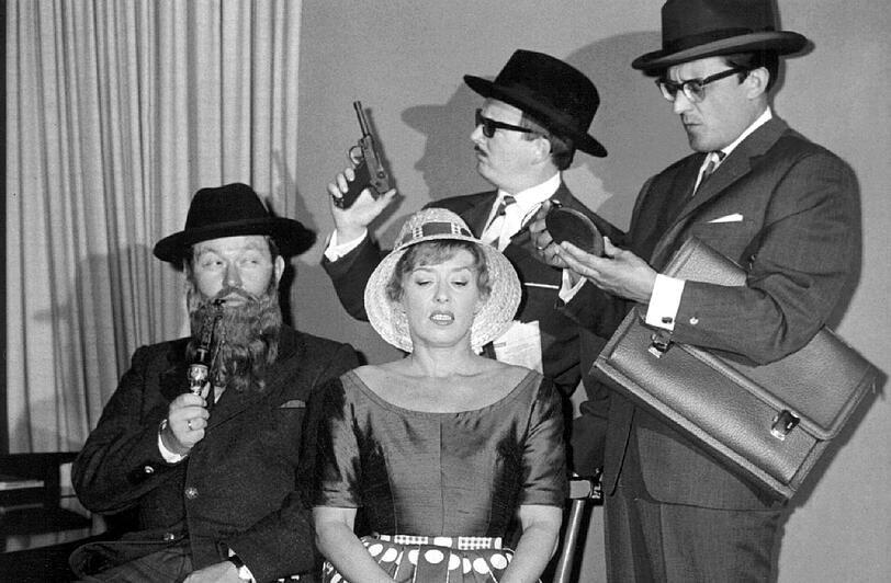 Eine frühe Besetzung der Lach- und Schießgesellschaft: Klaus Havenstein, Ursula Noack, Hans Diedrich und Dieter Hildebrandt (von links) in dem Programm &bdquo;Wählt den, der lügt&ldquo; im Jahr 1961.