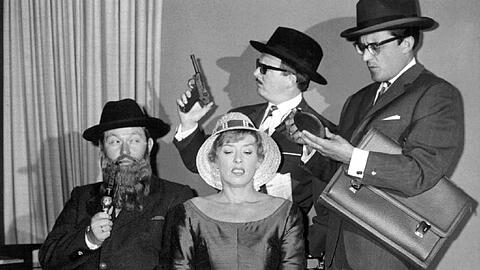 Eine frühe Besetzung der Lach- und Schießgesellschaft: Klaus Havenstein, Ursula Noack, Hans Diedrich und Dieter Hildebrandt (von links) in dem Programm &bdquo;Wählt den, der lügt&ldquo; im Jahr 1961.