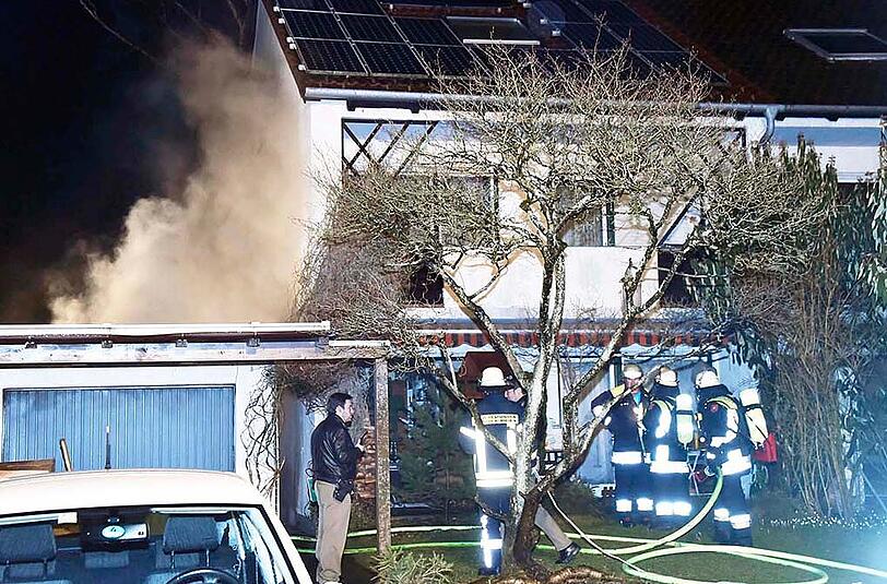 Bilder vom Feuerwehreinsatz in Hohenbrunn. In der Nacht auf Sonntag brannte es auf einer Veranda.
