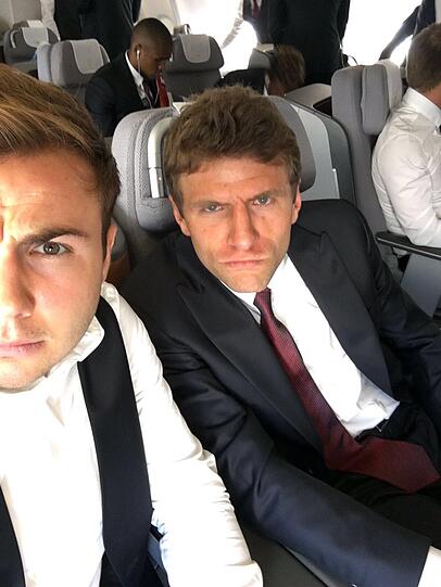 Wie die zwei es nur durch die Sicherheitskontrolle geschafft haben? Die Bad Boys Mario Götze und Thomas Müller (r.).