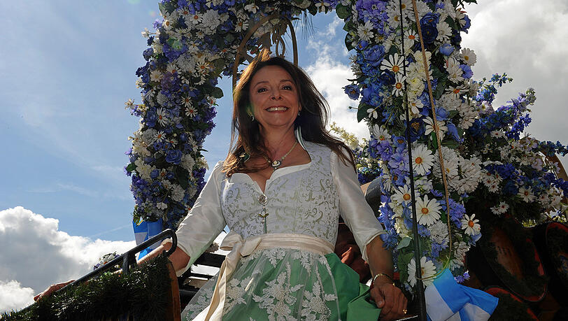 Blumig und extravagant: Moderatorin Uschi Freifrau von Luttitz-Dämmrich im Dirndl auf der Wiesn. Blumig und extravagant: Moderatorin Uschi Freifrau von Luttitz-Dämmrich im Dirndl auf der Wiesn.