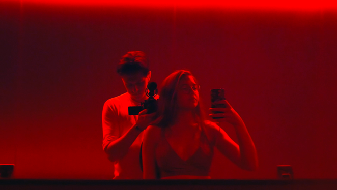 Edvin und Naomi dokumentieren ihr Leben. Edvin und Naomi dokumentieren ihr Leben.