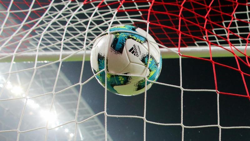 Ein Fußball fliegt ins Netz. Foto: Jan Woitas/zb/dpa/Symbolbild Ein Fußball fliegt ins Netz. Foto: Jan Woitas/zb/dpa/Symbolbild