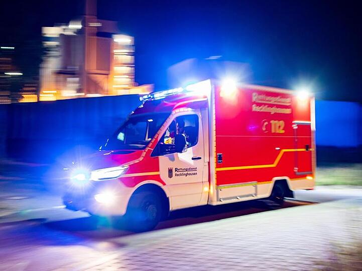 Ein Rettungswagen der Feuerwehr fährt mit Blaulicht durch eine Straße. Foto: Marcel Kusch/dpa/Illustration