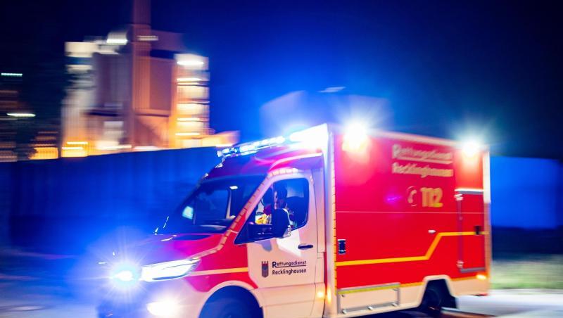 Ein Rettungswagen der Feuerwehr fährt mit Blaulicht durch eine Straße. Foto: Marcel Kusch/dpa/Illustration Ein Rettungswagen der Feuerwehr fährt mit Blaulicht durch eine Straße. Foto: Marcel Kusch/dpa/Illustration