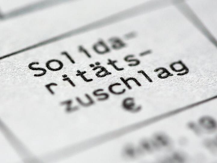In der Union drängen viele auf eine vollständige Soli-Abschaffung. Die FDP würde die Sonderabgabe für den Aufbau der ostdeutschen Bundesländer am liebsten noch in diesem Jahr abschaffen.