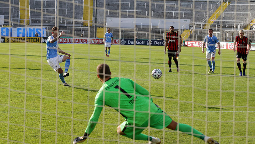 Volltreffer und das Signal zur Schluss-Attacke: Sechzigs Phillipp Steinhart verlädt beim Elfmeter Nationalkeeper Kevin Trapp. Volltreffer und das Signal zur Schluss-Attacke: Sechzigs Phillipp Steinhart verlädt beim Elfmeter Nationalkeeper Kevin Trapp.