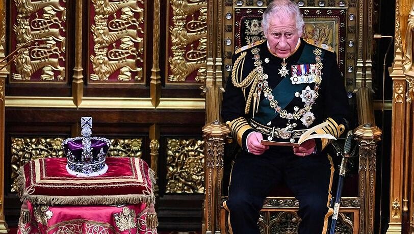 Prinz Charles und die Krone der Queen bei der Parlamentseröffnung.