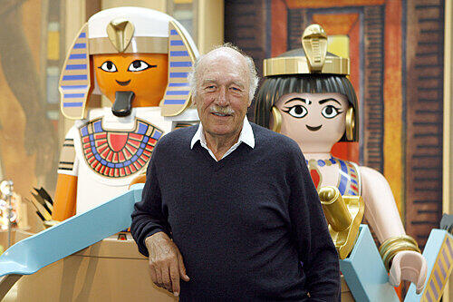 Die Kunststoff-Männchen haben ihn zu einem reichen Mann gemacht: Horst Brandstätter mit seinen Playmobil-Figuren.
