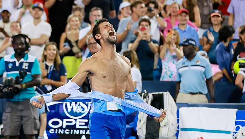 Novak Djokovic reißt sich nach dem Sieg das Hemd vom Leib.