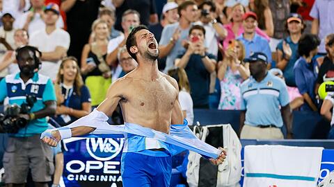 Novak Djokovic reißt sich nach dem Sieg das Hemd vom Leib.