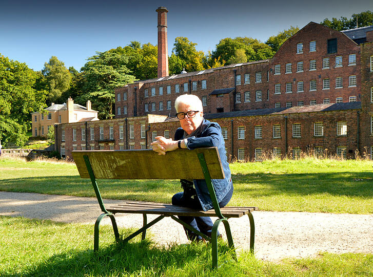 Ken Follett vor der ehemaligen Baumwollfabrik Quarry Bank, einst eine Spinnerei wie die in seinem Roman.