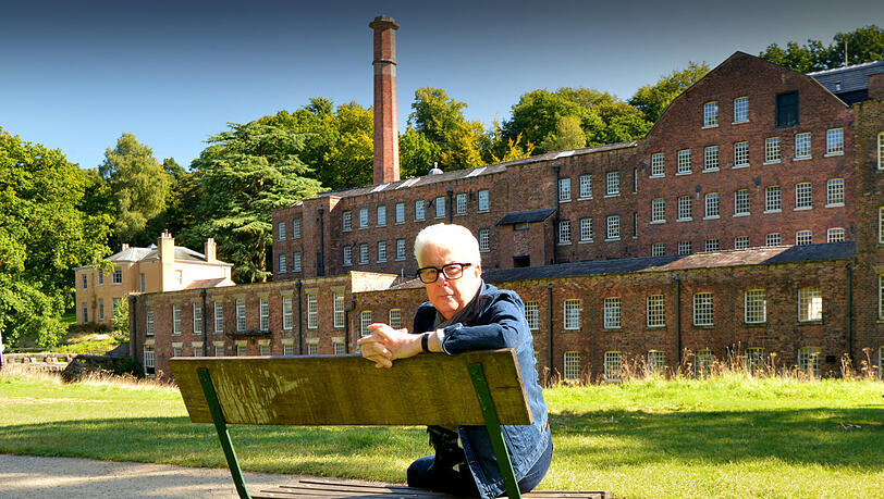 Ken Follett vor der ehemaligen Baumwollfabrik Quarry Bank, einst eine Spinnerei wie die in seinem Roman. Ken Follett vor der ehemaligen Baumwollfabrik Quarry Bank, einst eine Spinnerei wie die in seinem Roman.