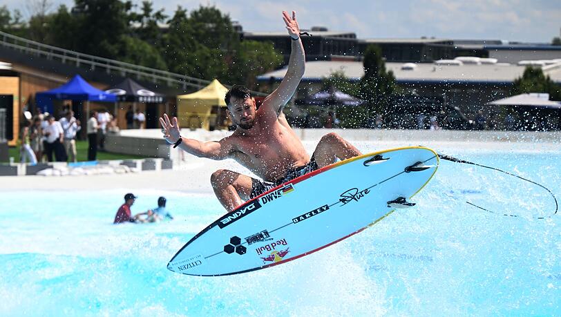 Olympionike Leon Glatzer im neuen Surfpark.